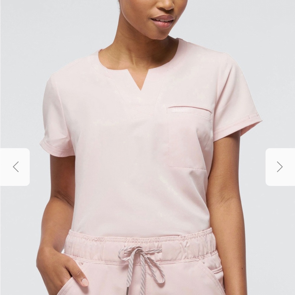Jaanu  1-Pocket Tuck-In Scrub Top